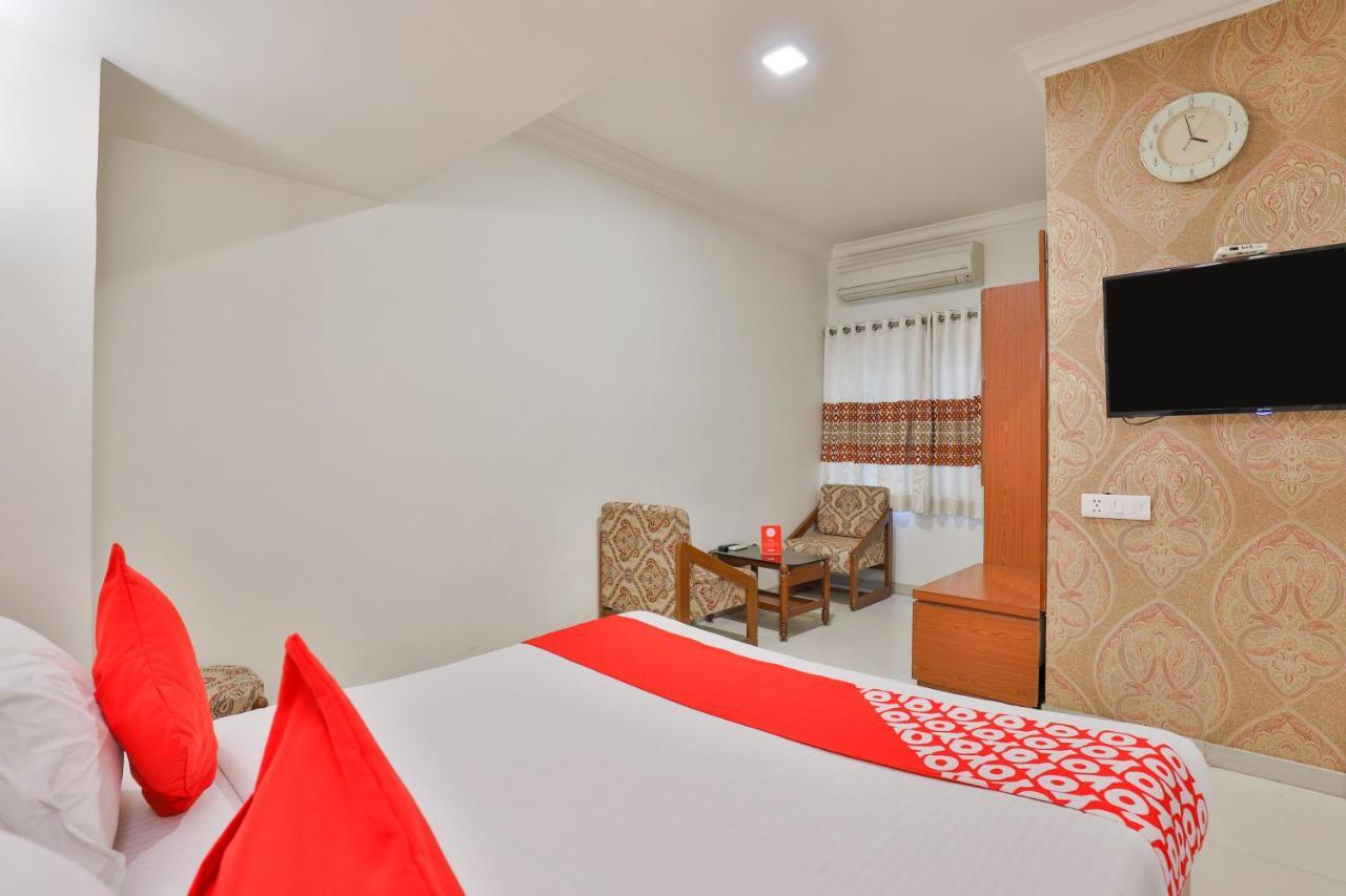 Oyo 2351 Hotel Golden Plaza Ahmedabad Exterior photo