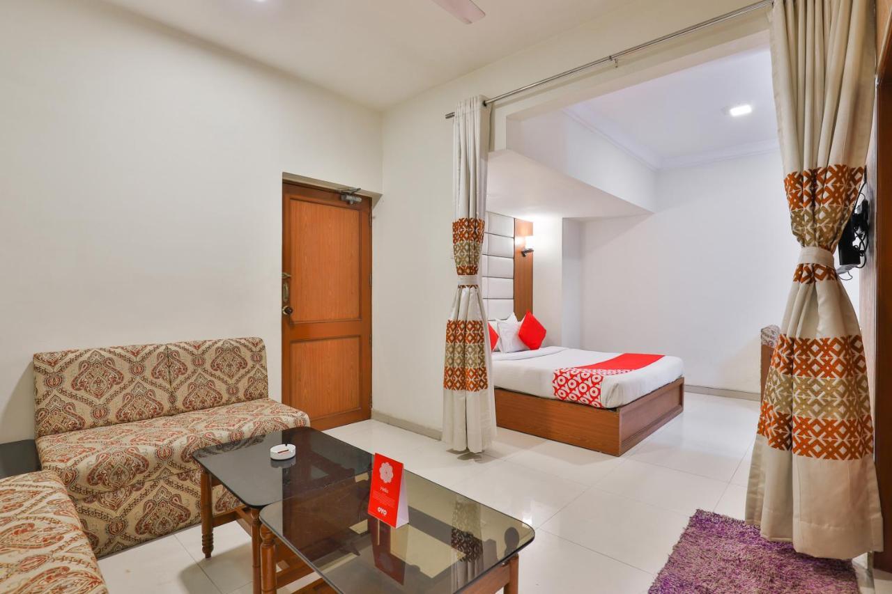 Oyo 2351 Hotel Golden Plaza Ahmedabad Exterior photo