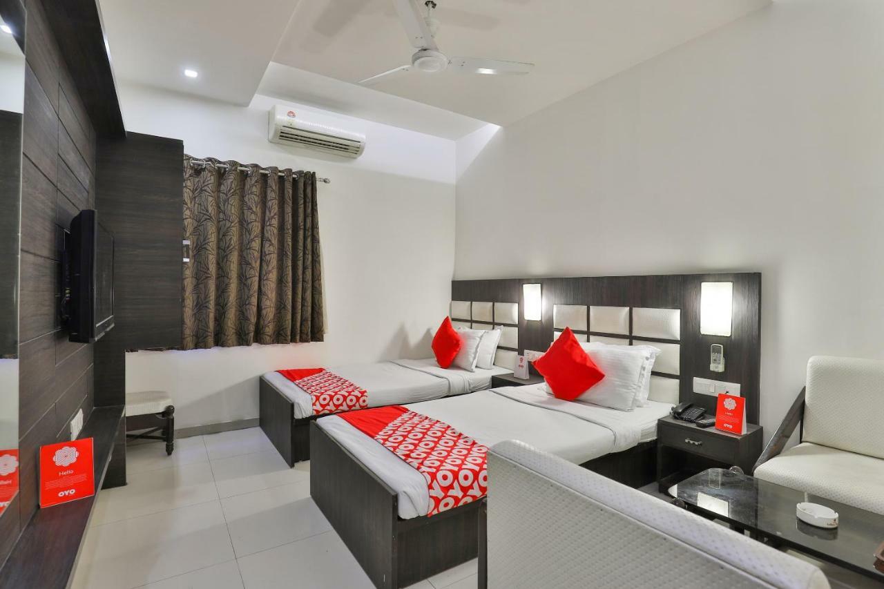 Oyo 2351 Hotel Golden Plaza Ahmedabad Exterior photo
